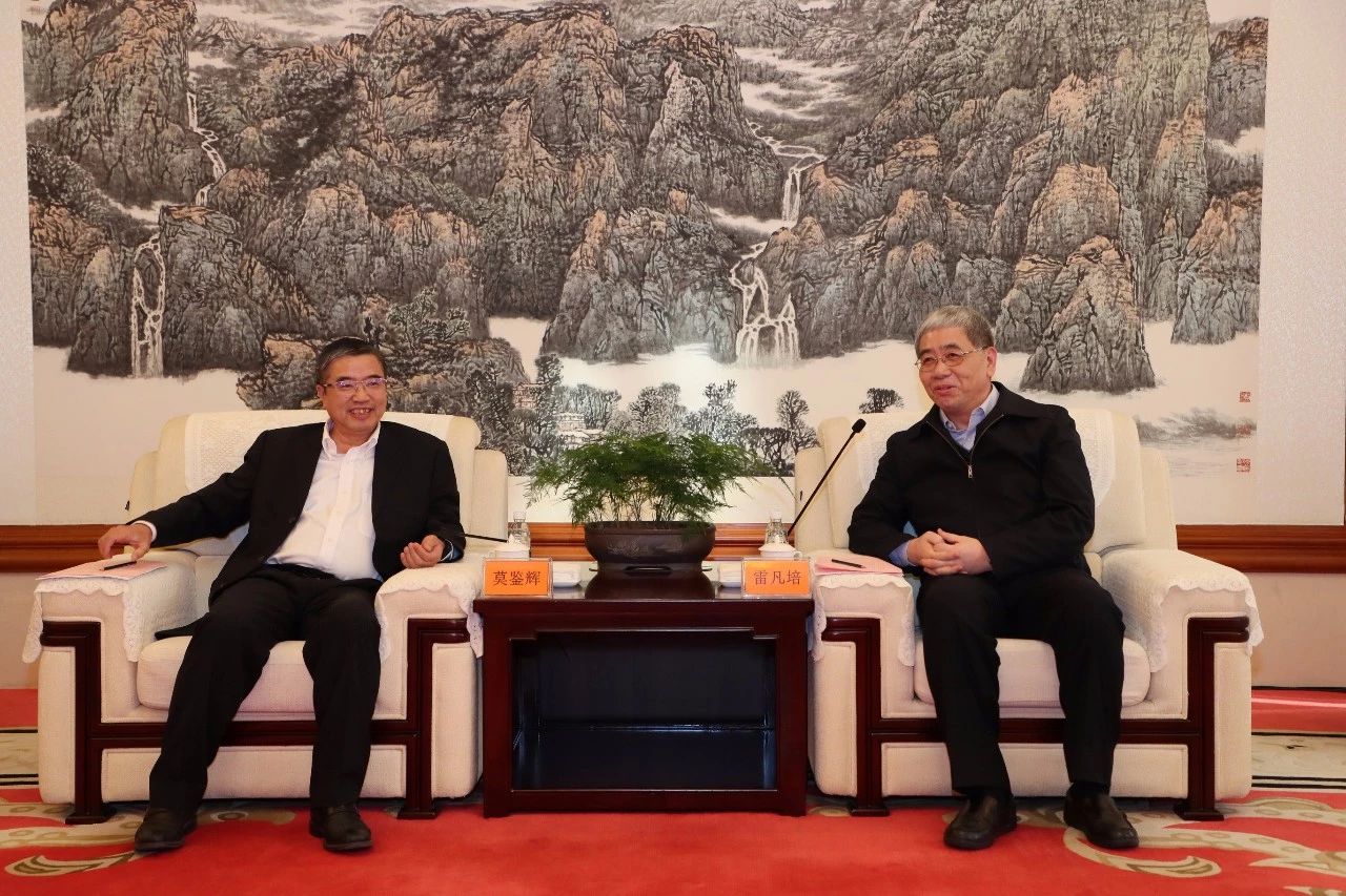 雷凡培會見中國船級社黨委副書記、總裁莫鑒輝一行