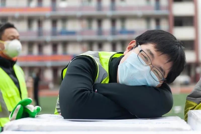 志愿者賈威：“累了，趴下歇會(huì)兒”