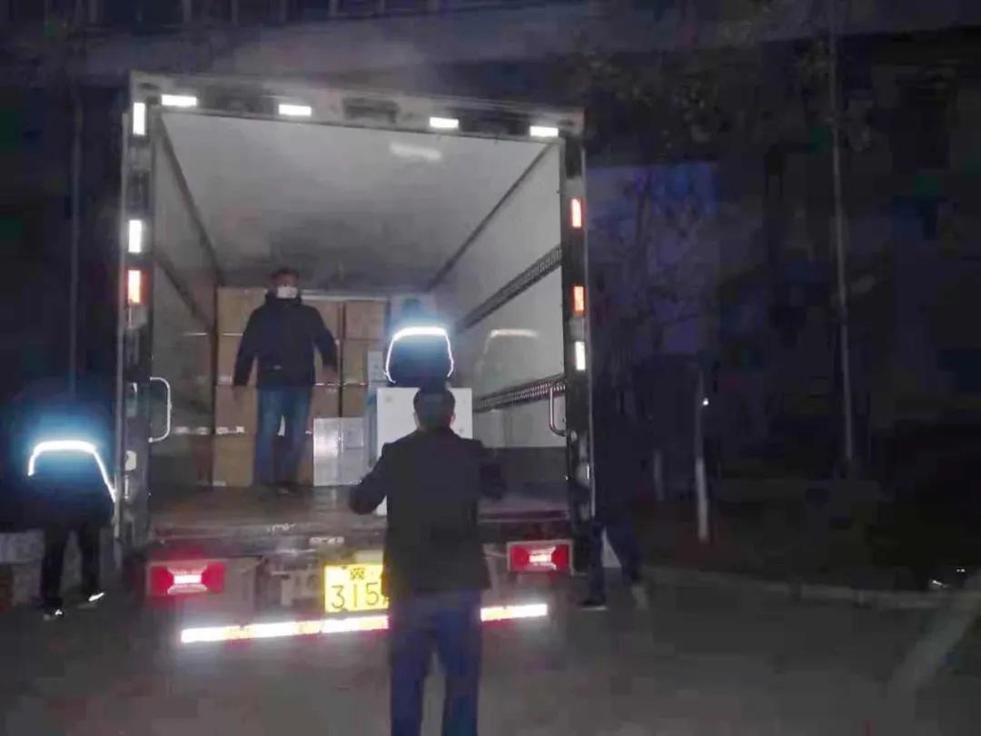 這樣深夜連續(xù)作業(yè)，已堅(jiān)持了多日